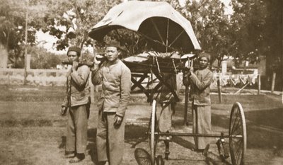 Dal lontano Oriente ai campi di battaglia europei: una squadra della Croce Rossa, da The Illustrated War News, 21 giugno 1916 da French Photographer
